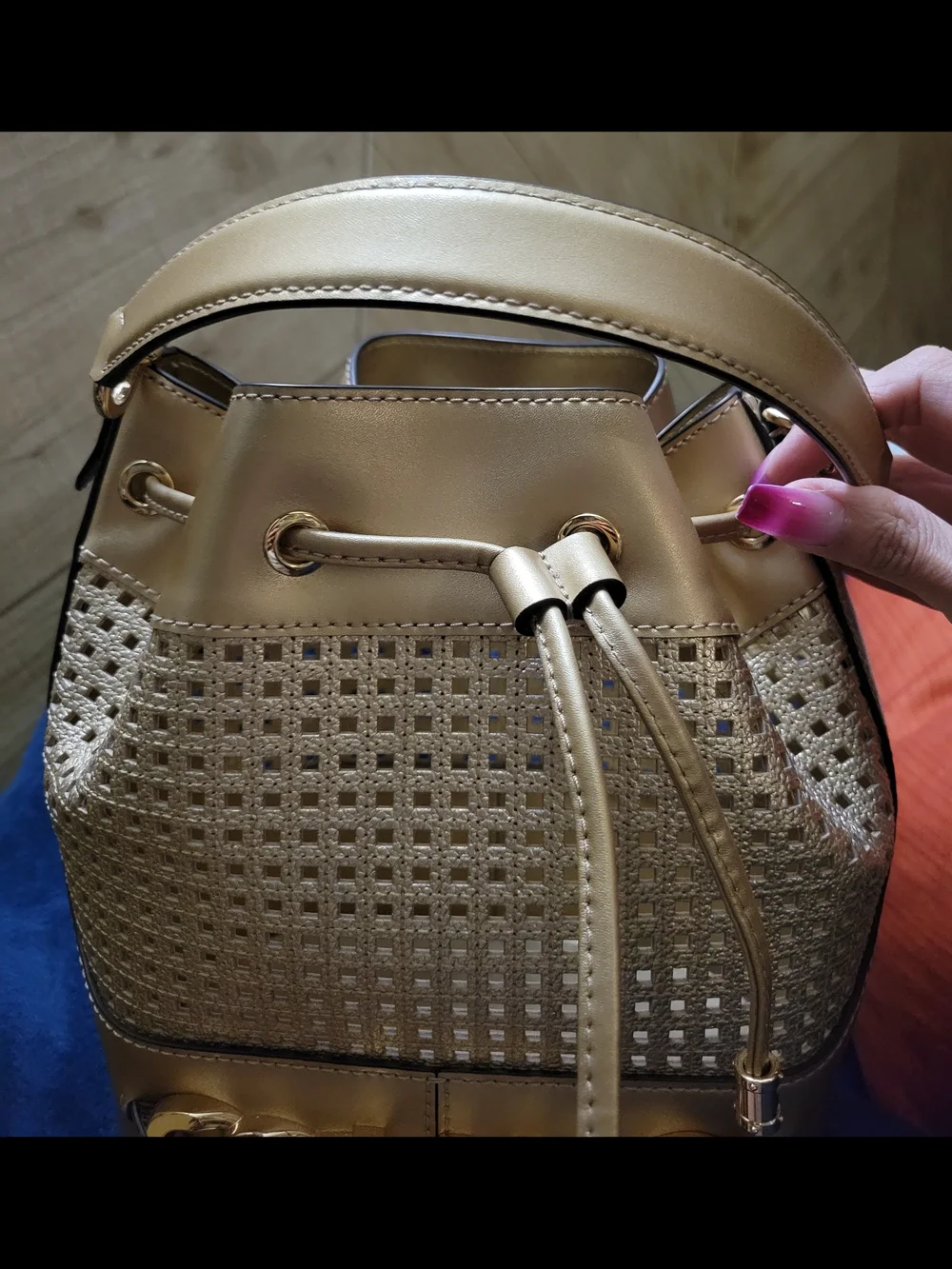 Michael Kors Devon Medium Drawstring Bucket Bag In Metallic Gold